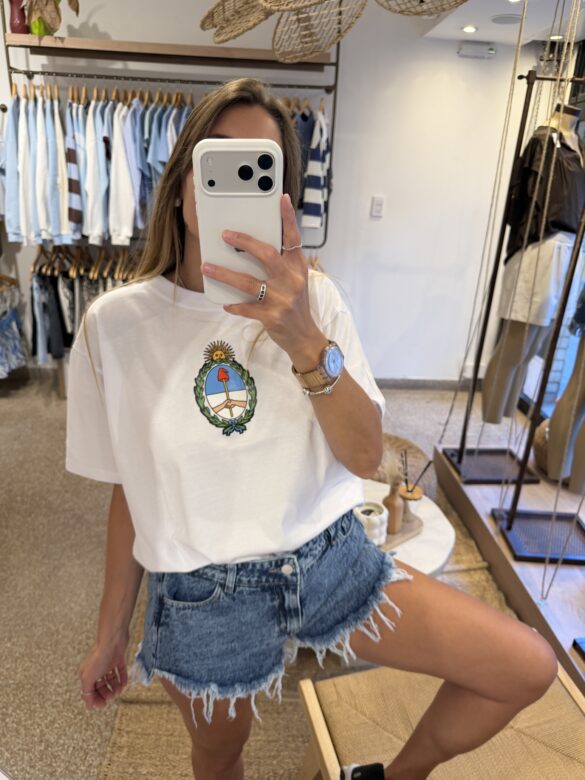 Remera Escudo blanca