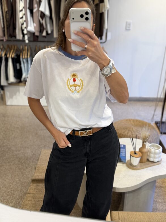 Remera escudo Cuellito
