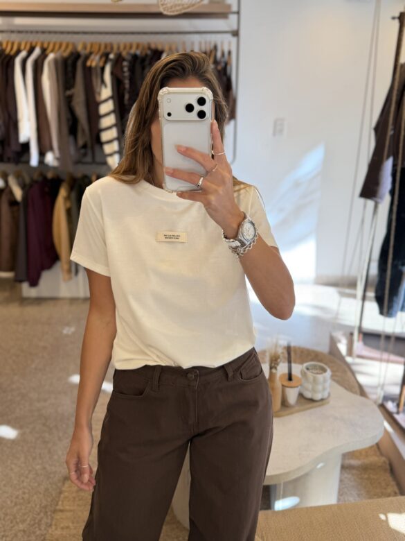Remera etiqueta blanca