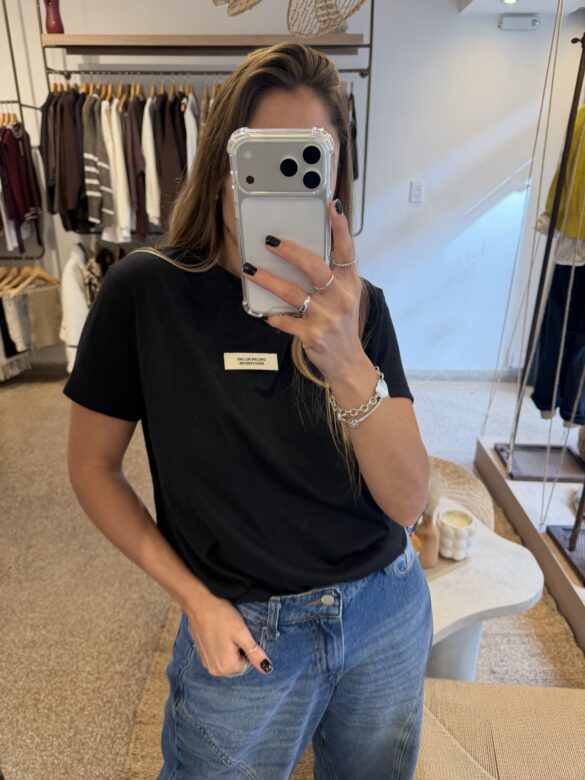 Remera etiqueta Negra