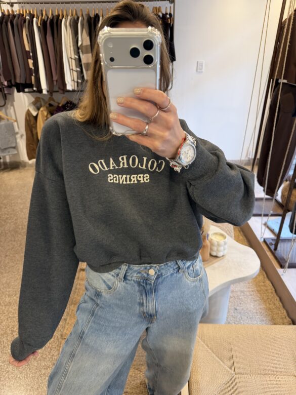 Buzo colorado gris